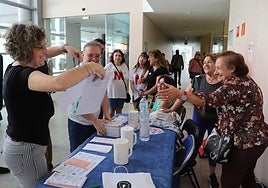 Mesa informativa de la Asociación de Esclerosis Múltiple, este jueves en el Hospital Río Carrión.