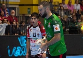 Adrián Nolasco en un partido con Puesto Sagunto frente a Balonmano Nava.