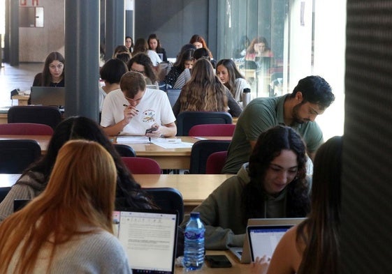 Varios alumnos estudian en el campus María Zambrano, en Segovia.