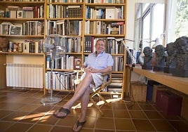 El director de arandino Félix Murcia, en su casa alicantina.