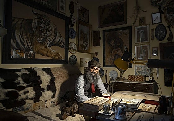 Manuel López Rodrigo, en su estudio, con su perro Florimón.