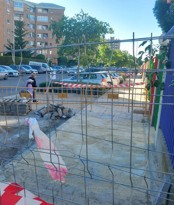 Imagen secundaria 2 - Arriba, el acceso peatonal al centro de salud de Parquesol. Debajo, a la derecha, el desvío hacia Federico Landrove Moiño. A la izquierda, la acera cortada ante el colegio Marina Escobar.
