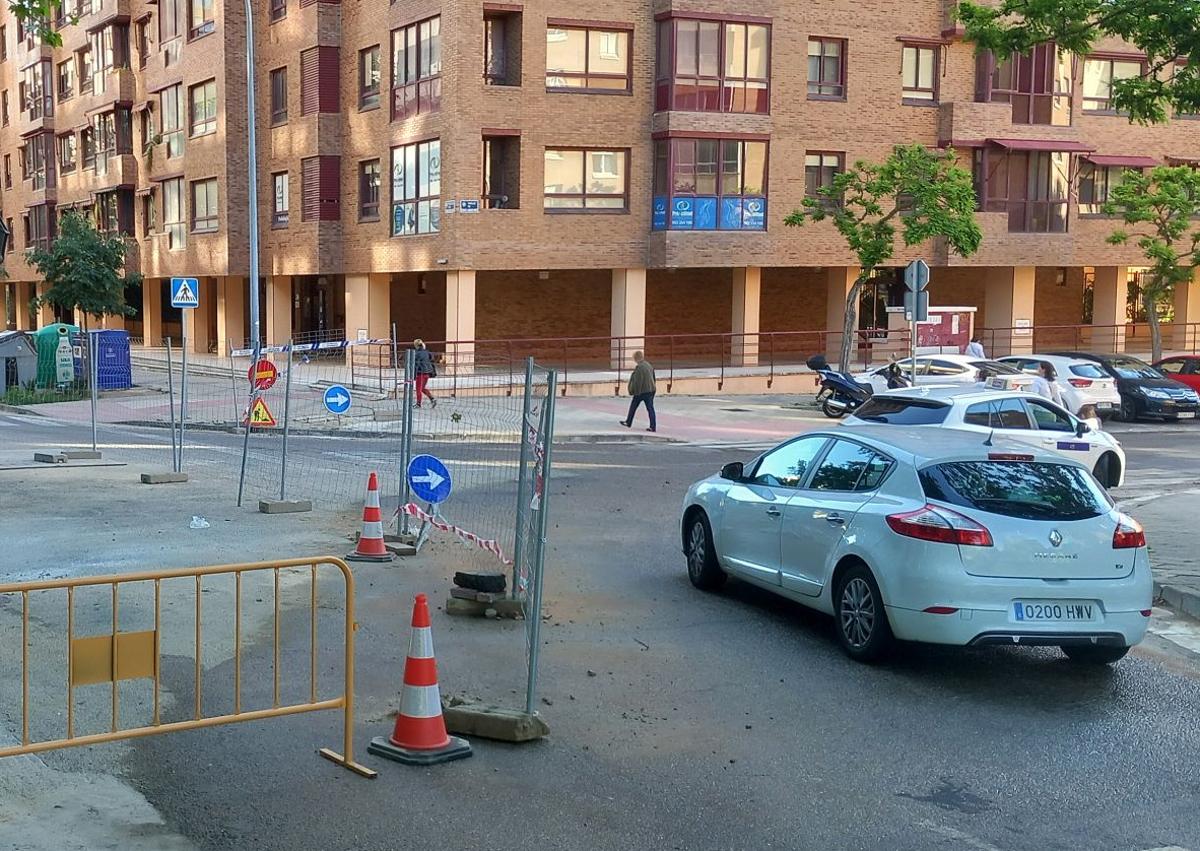 Imagen secundaria 1 - Arriba, el acceso peatonal al centro de salud de Parquesol. Debajo, a la derecha, el desvío hacia Federico Landrove Moiño. A la izquierda, la acera cortada ante el colegio Marina Escobar.