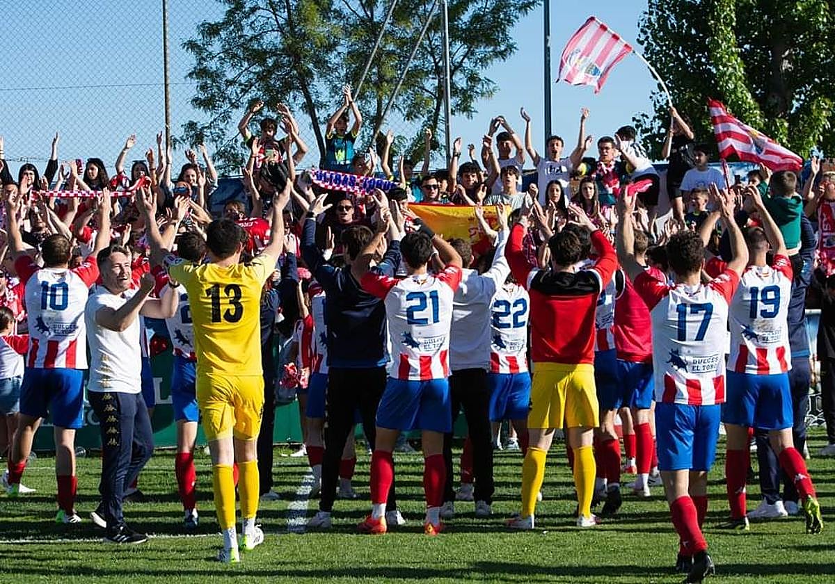 Los jugadores del Atlético Tordesillas agradecen el apoyo de sus aficionados.