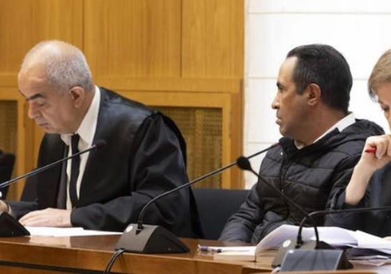 Rubén Álvarez, a la derecha, en la primera sesión del juicio.