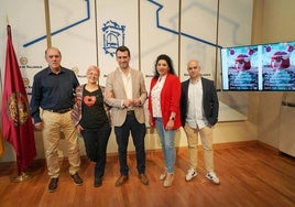 El alcalde de Torrelobatón, Alfredo Luengo, la presidenta de La Barbacana, Carmen García, el diputado provincial David Esteban y los concejales torreños Azucena Barcenilla y Raúl Díez