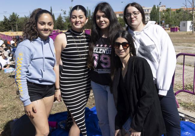 Noemí Navarro, en el centro de la imagen con la camiseta de Melendi, rodeada de sus amigas. Todas son vallisoletanas.