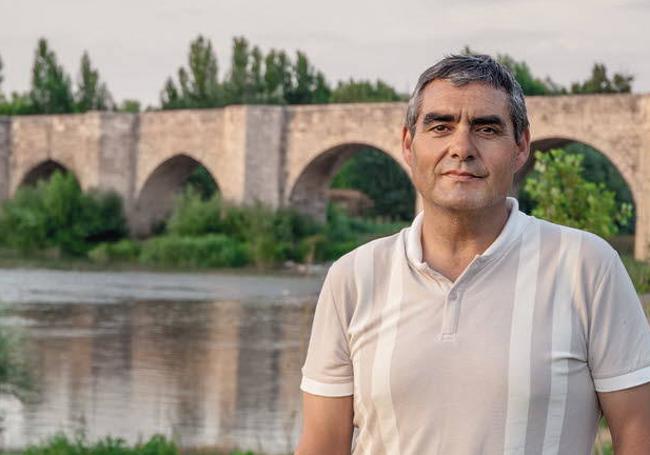 Arturo Fernández, en julio de 2015, junto al puente de Cabezón.