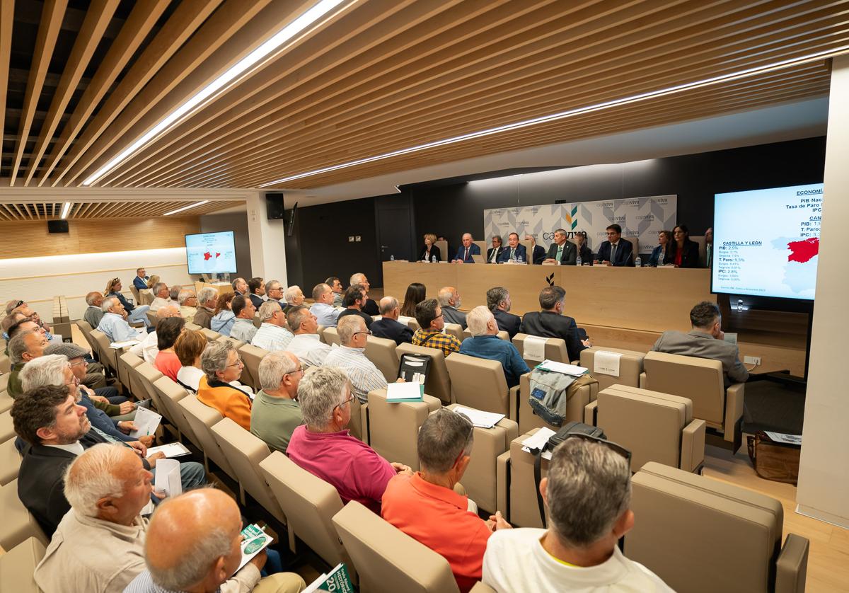 Los asistentes siguen con atención la presentación del balance de resultados de la entidad.