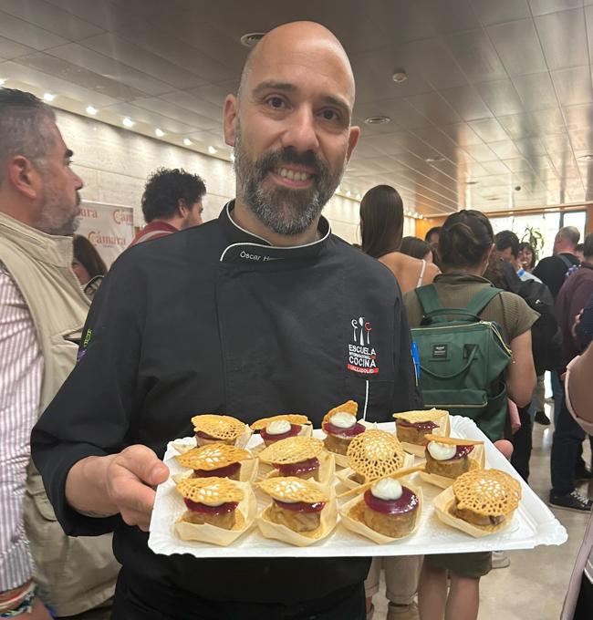 El chef Óscar Herrero posa junto a 'Enigma de lechazo y Pisuerga', tapa creada por IA y ofrecida en el 'networking' del evento 'IA en acción', de Spain AI.