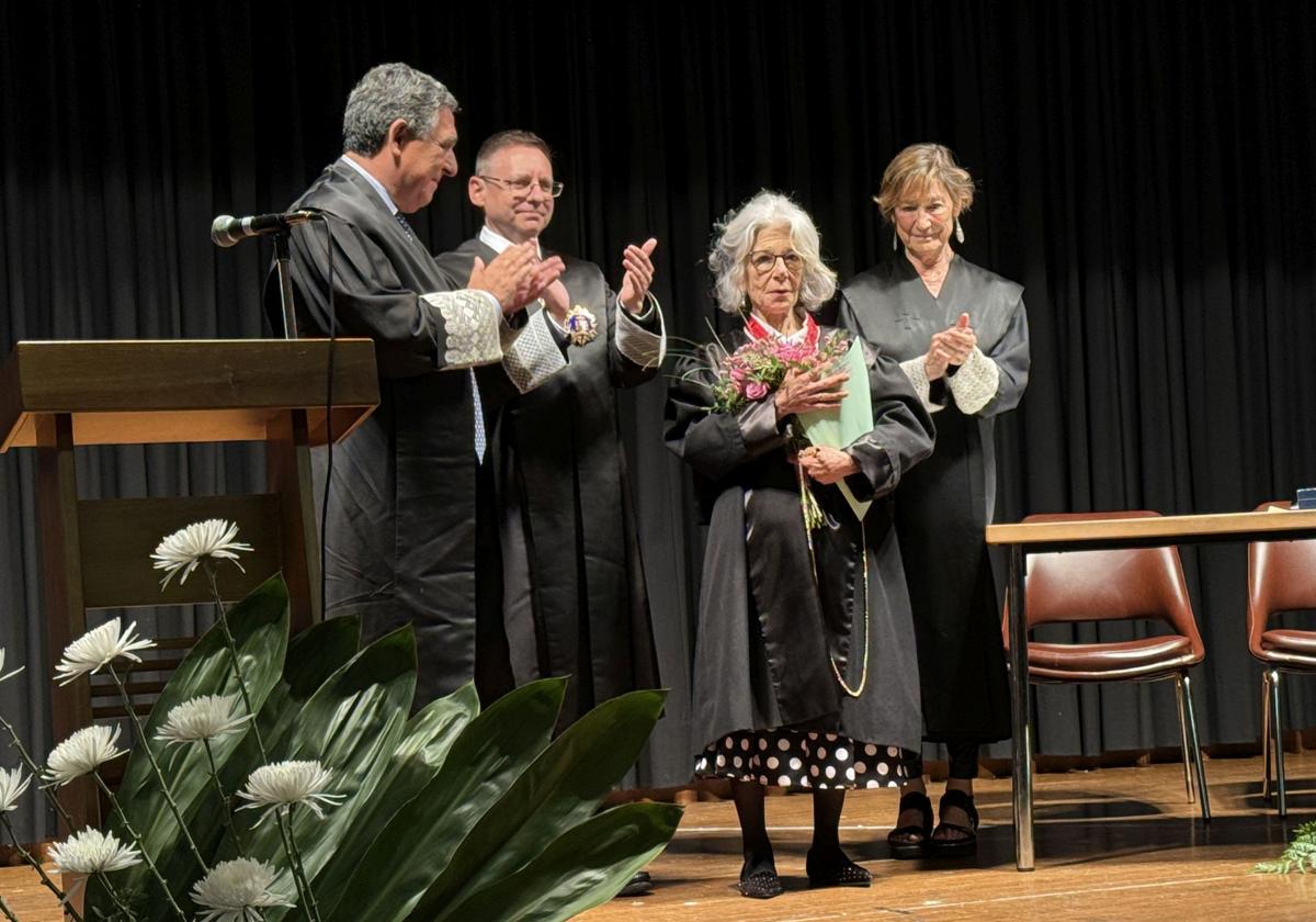 Lola Villar, en el centro, recibe la Medalla acompañada del presidente del CACYL, Julio Sanz; el decano del Colegio de Abogados de Palencia, Miguel Hermosa; y la presidenta del Consejo General de la Abogacía Española, Victoria Ortega.