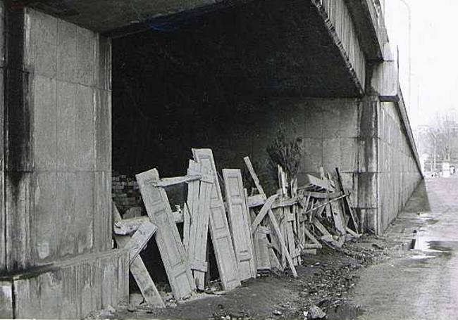 Suciedad acumulada bajo el viaducto, en los años 70.