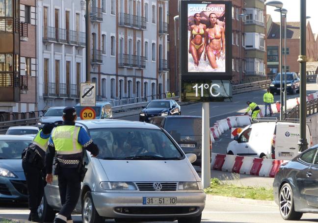 Los agentes regulan el tráfico del lado del paseo del Hospital Militar.