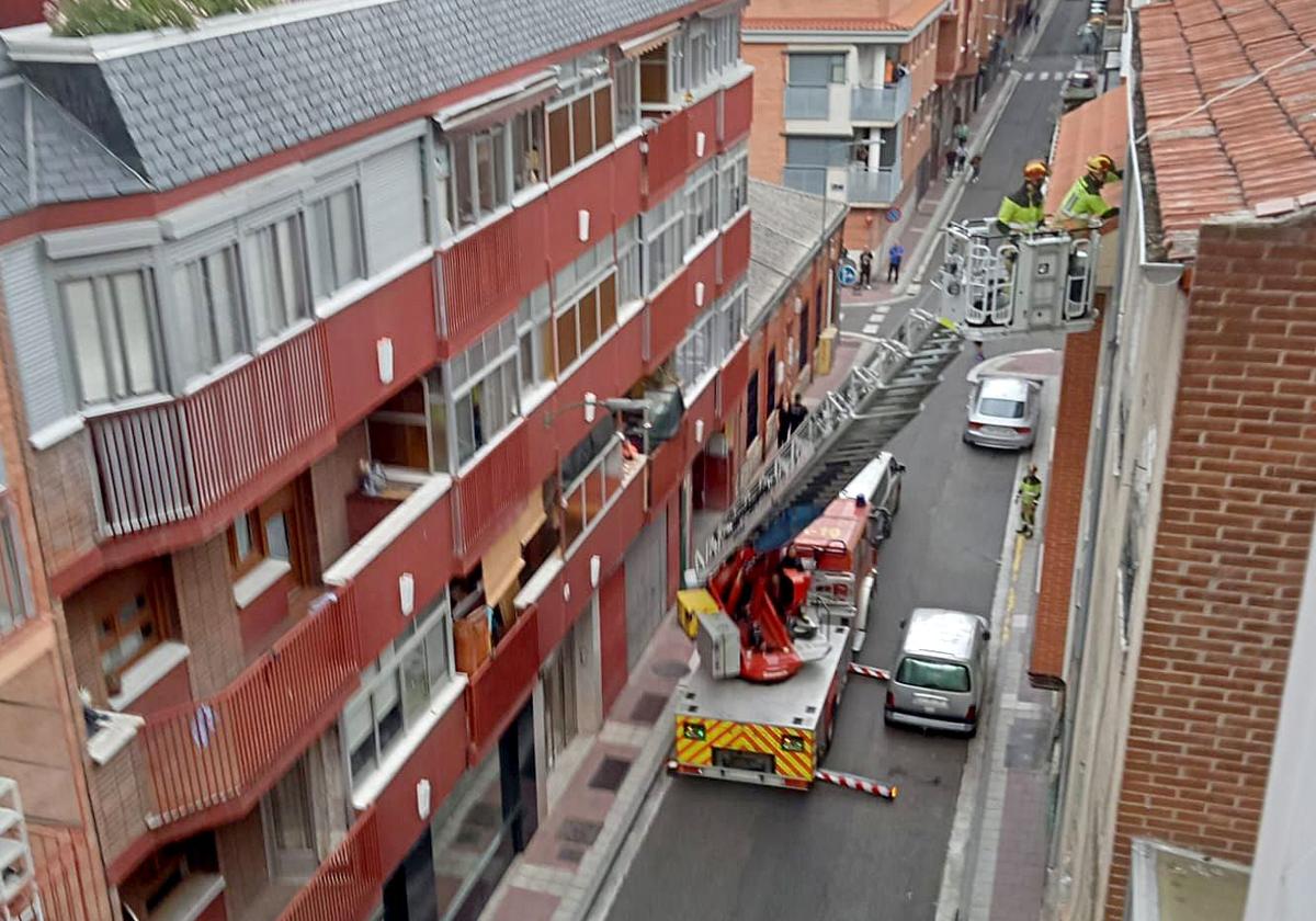 Intervención de los Bomberos en el número 4 de la calle Olmedo este jueves.