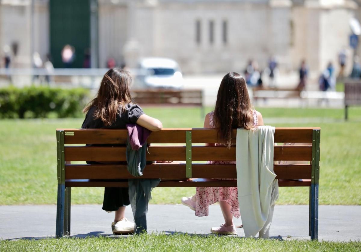 Jóvenes sentadas en un banco de Portugalete esta semana.