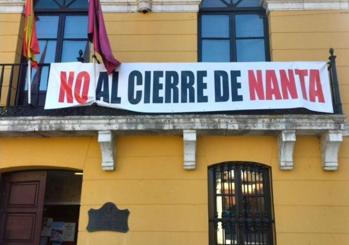 Cartel que clama contra el cierre de Nanta en la Casa Consistorial de Tudela de Duero.