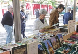 Varias personas buscan ejemplares en la Feria del Libro Antiguo y de Ocasión, este viernes en el Salón.