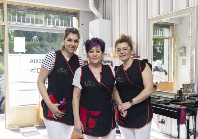 Lupita, en el centro, junto a su empleada Lorena y su hija Silvia