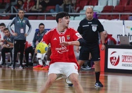 Oliveira, con Jota al fondo, en un partido con el Benfica.