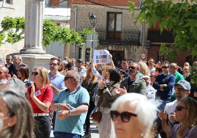 Una de las concentradas muestra un cartel contra la clausura de la fábrica de piensos.