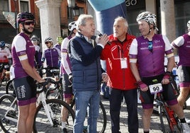 Salida de la prueba ciclista de la Plaza Mayor.