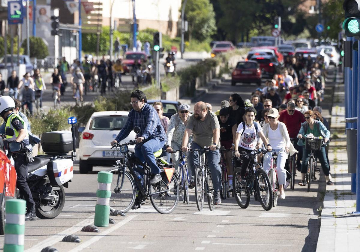 Recorrido ciclista en defensa del carril bici de Isabel la Católica.