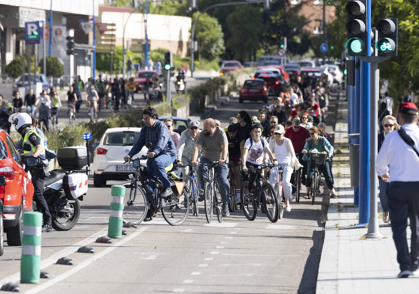 Las imágenes de la bicicletada por el carril de Isabel la Católica