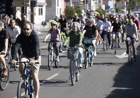 Recorrido ciclista en defensa del carril bici de Isabel la Católica