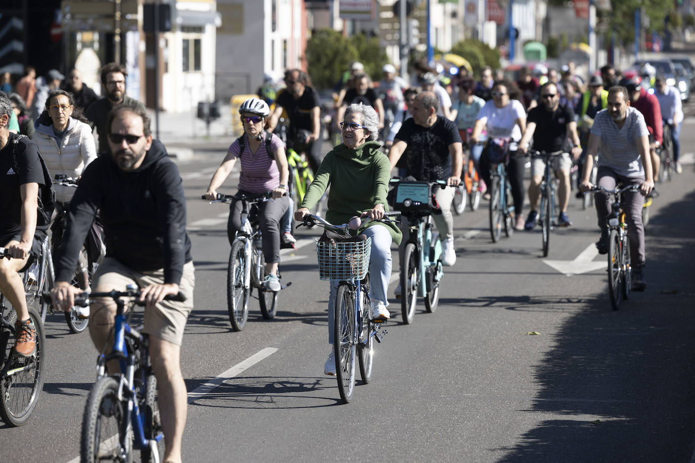 Las imágenes de la bicicletada por el carril de Isabel la Católica