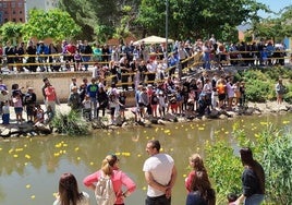 Asistentes a la carrea de patitos de goma en el río Esgueva.