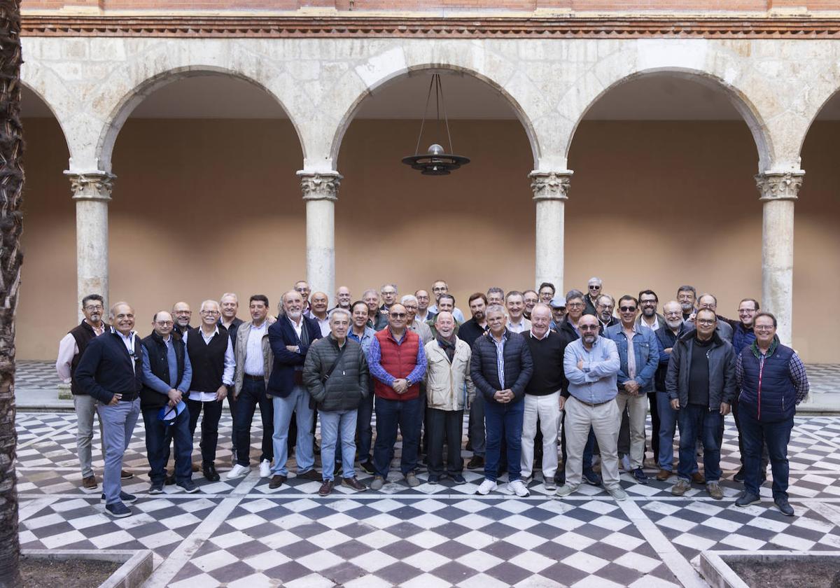 Los exalumnos del Centro Cultural Maristas y en el centro su profesor Ángel Cerrato