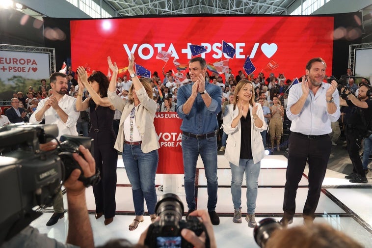 Luis Tudanca, Ana Redondo, Teresa Ribera, Pedro Sánchez, Iratxe García y Óscar Puente, en el escenario de la Feria de Valladolid.