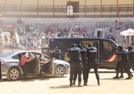 Intervención de los GEO durante la exhibición de la Policía Nacional en la plaza de toros de Valladolid.