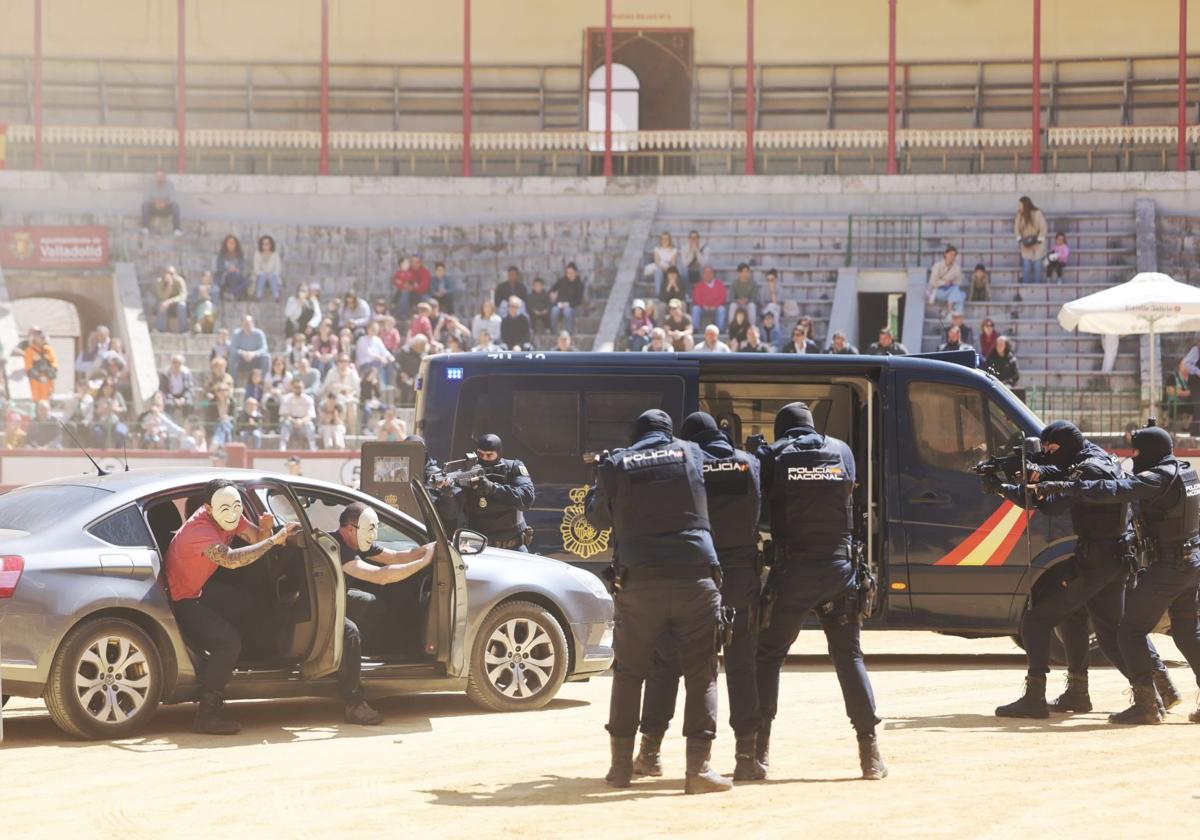 Intervención de los GEO durante la exhibición de la Policía Nacional en la plaza de toros de Valladolid.