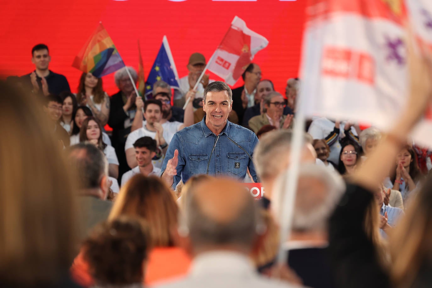 Pedro Sánchez y Óscar Puente en un acto de campaña en Valladolid