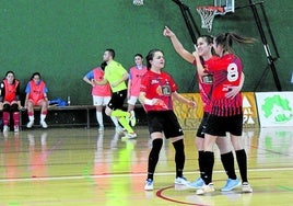 Varias jugadoras del Segosala celebran un gol durante un encuentro de la temporada.