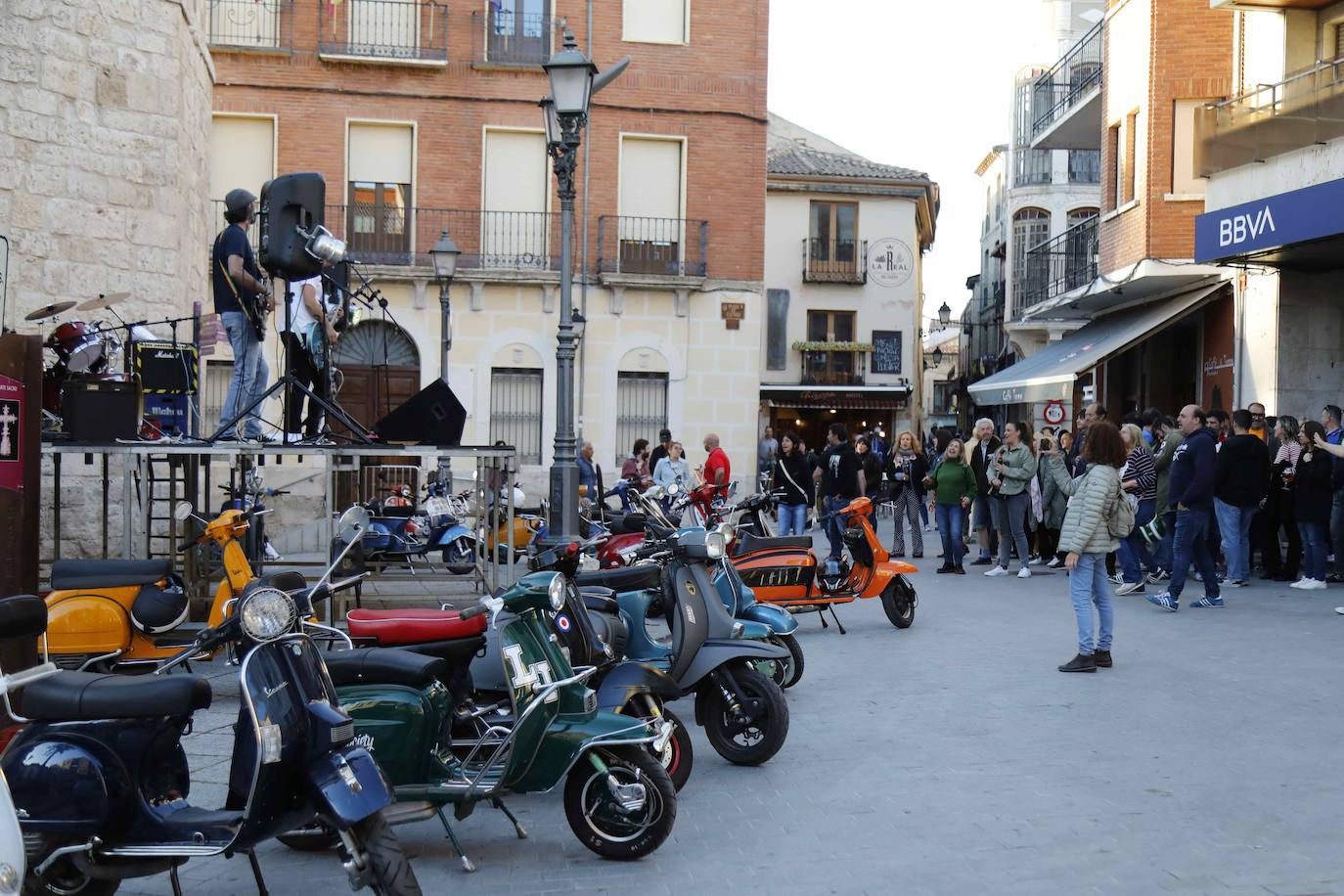 Las scooters más clásicas toman las calles de Peñafiel