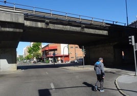 El viaducto de Arco de Ladrillo, este domingo. Ya se ha señalizado el corte de carriles y la reducción de la velocidad a 30 km/h.