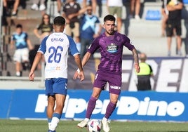 Monchu controla un balón en el partido ante el Tenerife