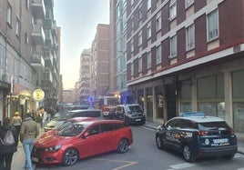 Policía Nacional y Bomberos, este domingo en la calle Rizarzuela.