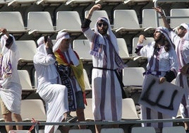 Aficionados del Real Valladolid, disfrazados en el estadio tinerfeño.