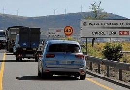 Circulación de vehículos por el tramo en obras en las inmediaciones de Villacastín.