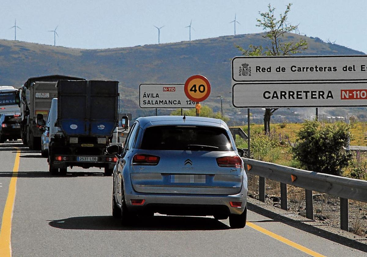 Circulación de vehículos por el tramo en obras en las inmediaciones de Villacastín.