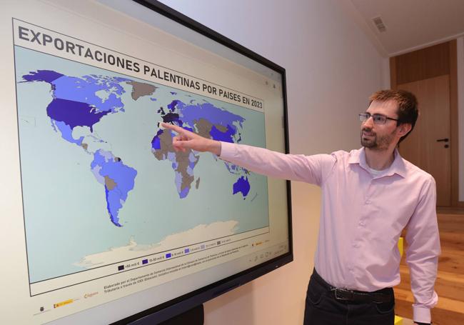 Fernando Torrejón, técnico de la Cámara de Comercio, muestra un mapa de exportaciones.