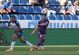 Luis Pérez centra desde su banda en un momento del partido en Tenerife.