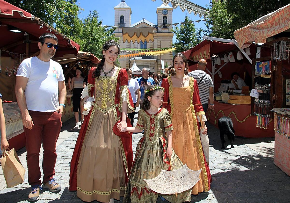 Vecinas vestidas de época en el Mercado Barroco de La Granja que se celebra este fin de semana.