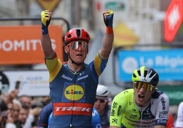 Pedersen celebra la victoria en la primera etapa de la Dauphiné.