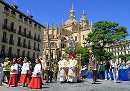Procesión del Corpus Christi en la Plaza Mayor de Segovia, este domingo, a la salida de la Catedral