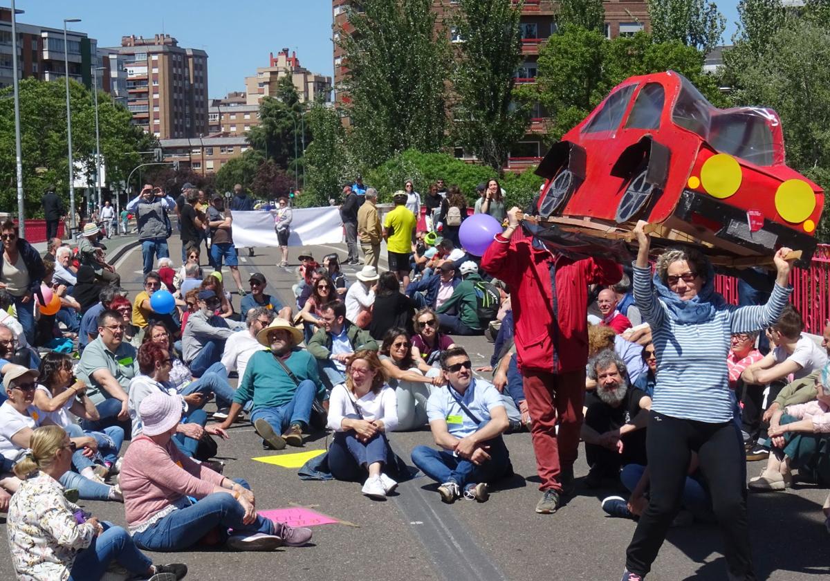 Sentada reivindicativa contra la ampliación del puente de Poniente.