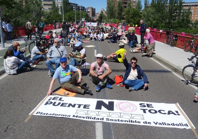 Pancarta contra la remodelación del puente.